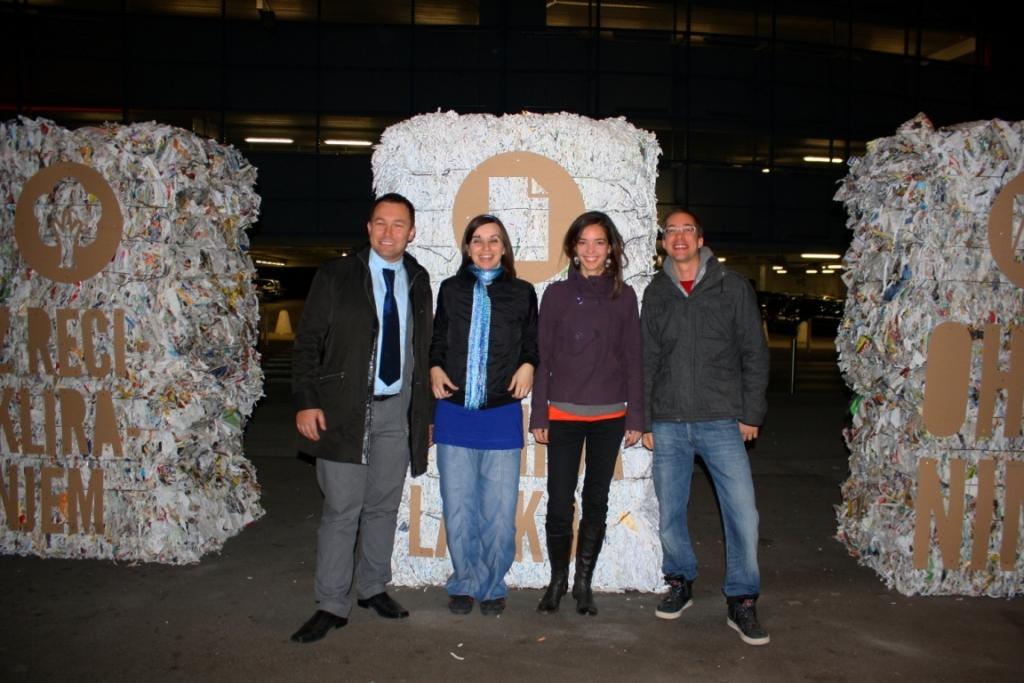 Razstava_Beseda_mine_-_papir_ostane._Na_fotografiji_z_leve_proti_desni_Kristjan_Mlinar_Ura_Dolinek_in_dvojica_iz_oblikovalskega_studia_Lukatarina