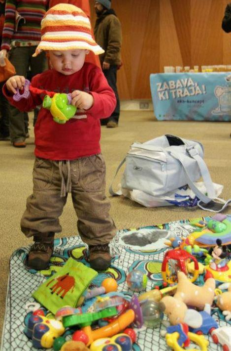 Otrok na izmenjavi oblacil